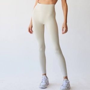 Set Active Oat Milk Beige Sculpflex Leggings
